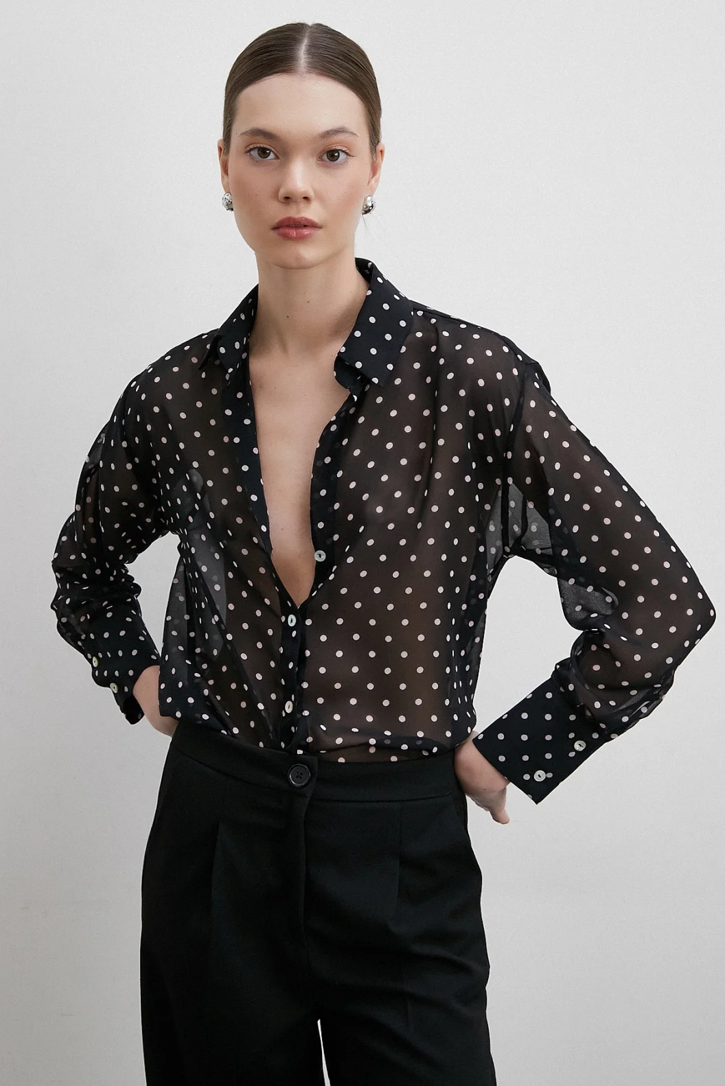 قميص مطبوع بالنقاط السوداء