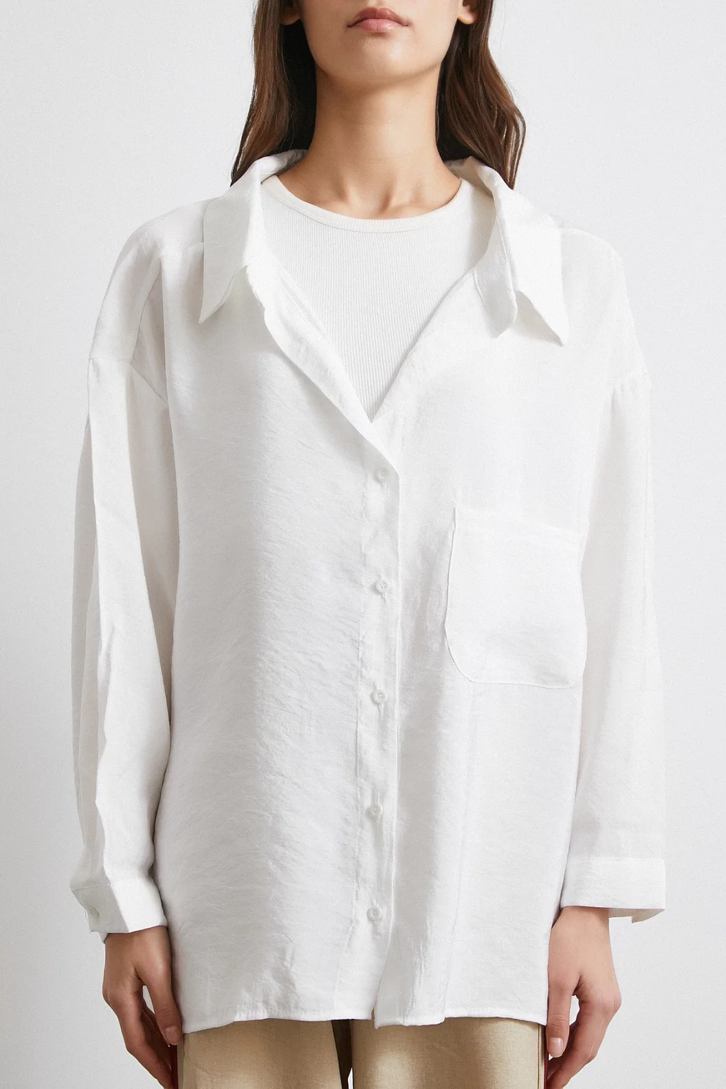 قميص مودال أبيض بجيوب كبيرة