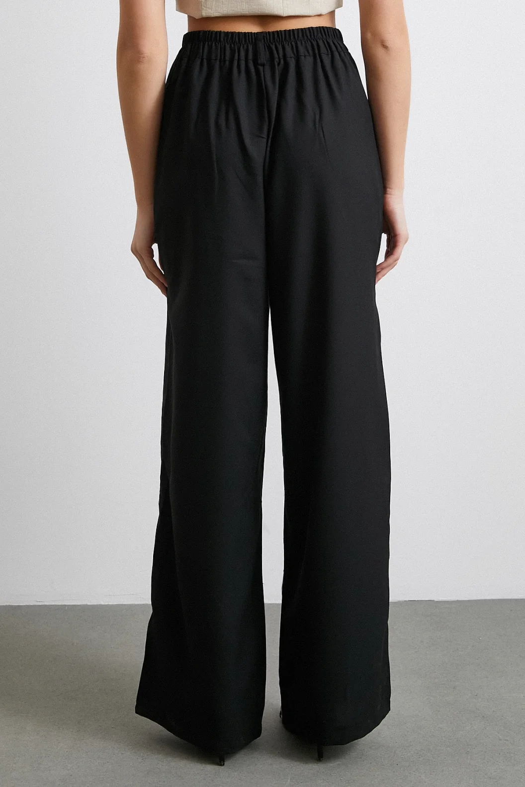 بنطال واسع بخصر مرتفع مطاطي أسود