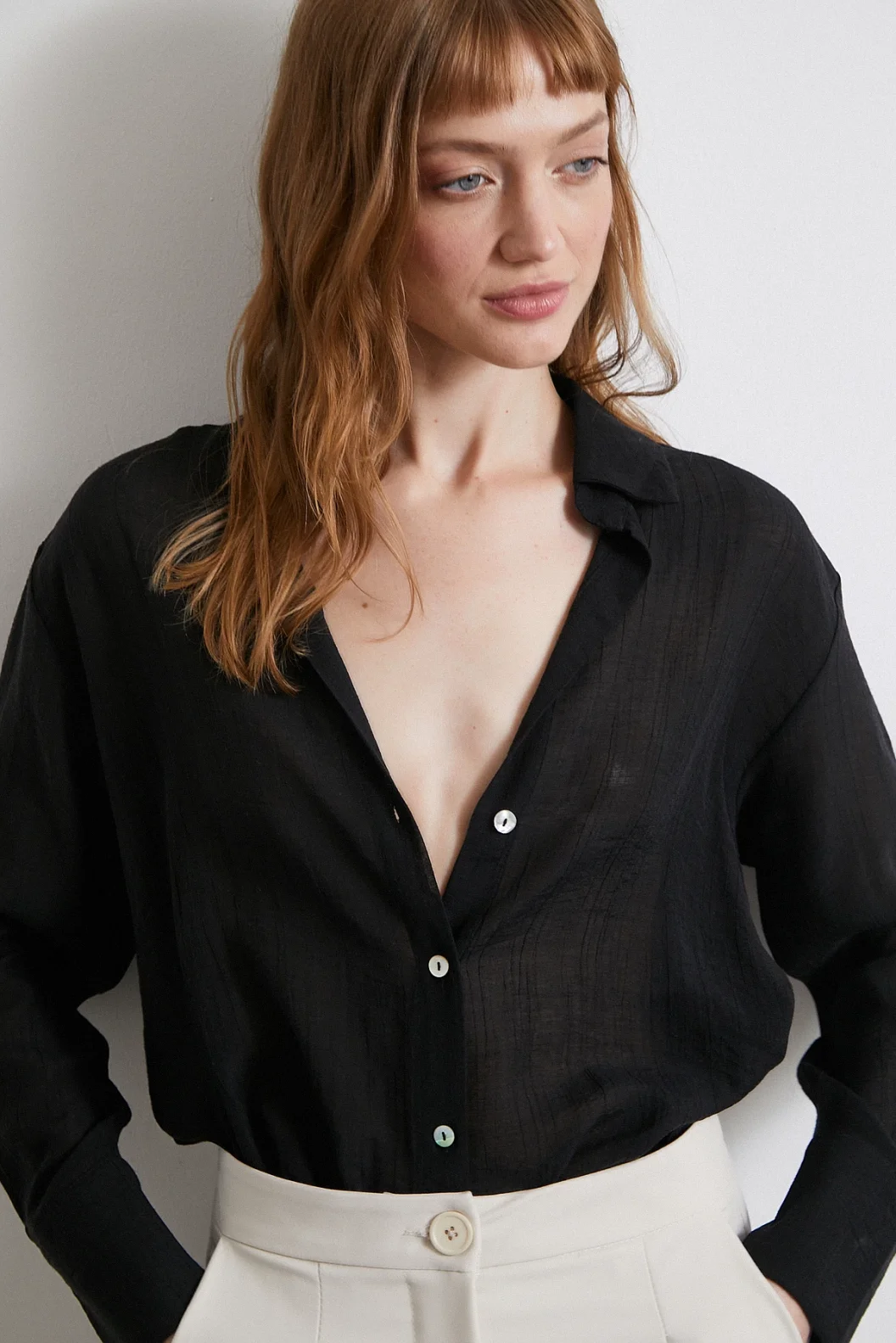 Erhaben gestreifte Satinbluse Schwarz