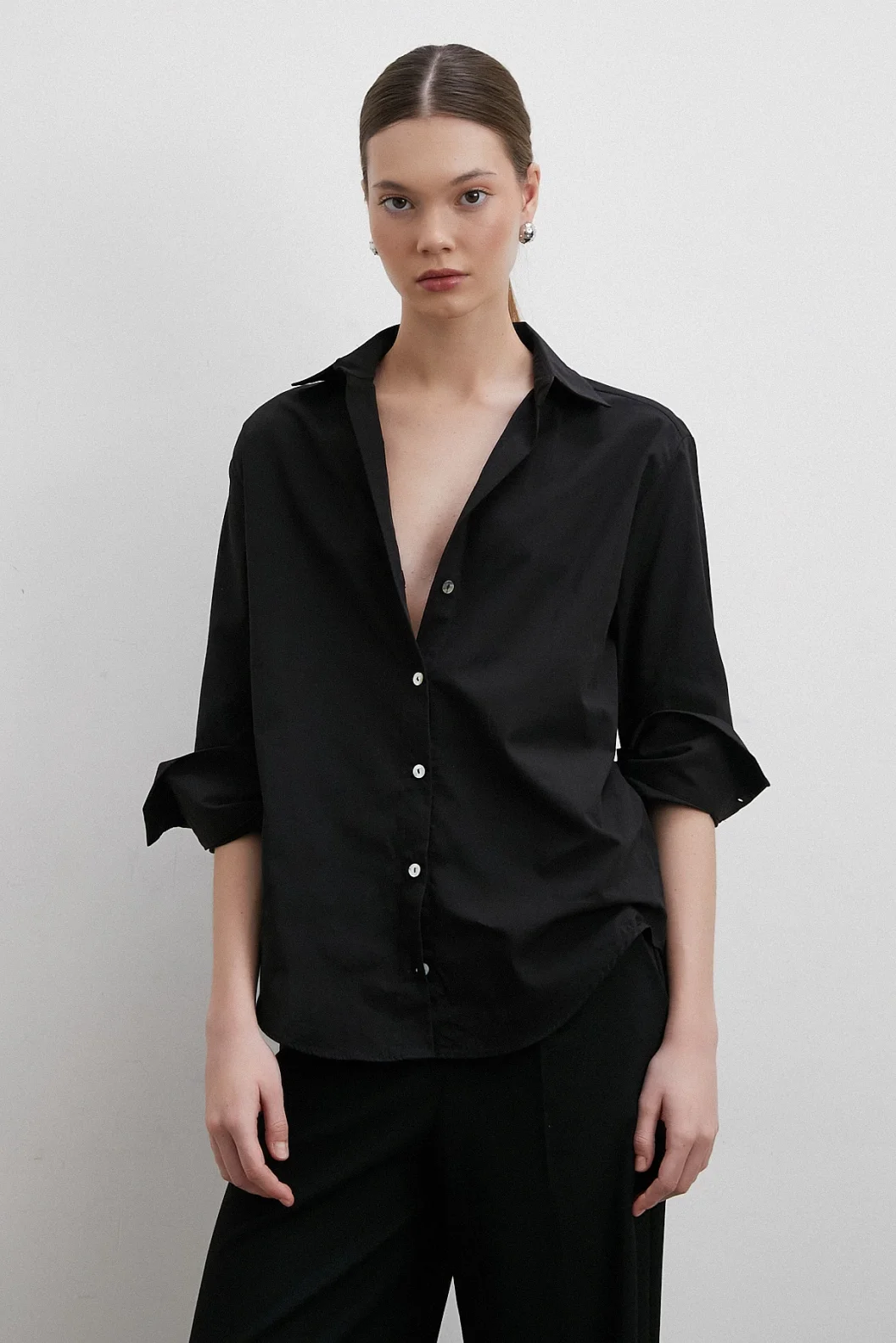 قميص قطني بياقة V سوداء