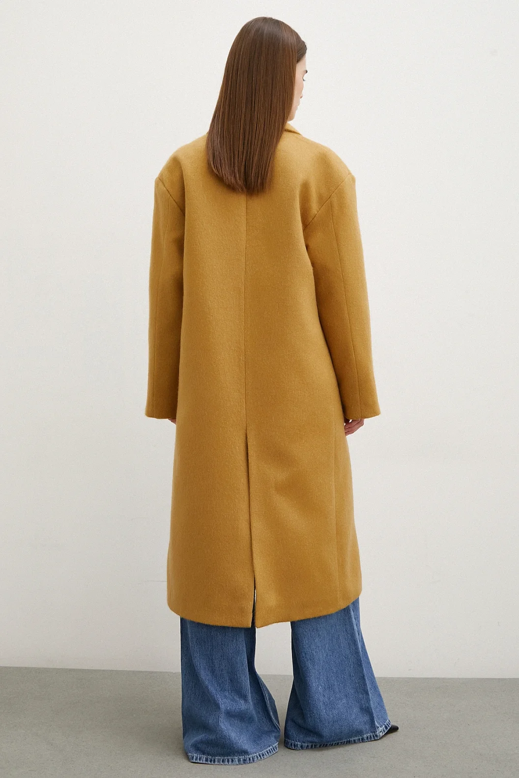 معطف صوفي متوسط ​​الحجم باللون البني