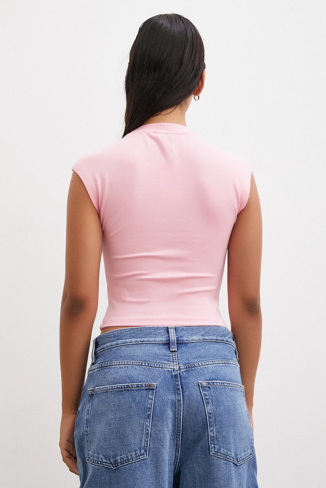 قميص بأكمام قصيرة بلون وردي