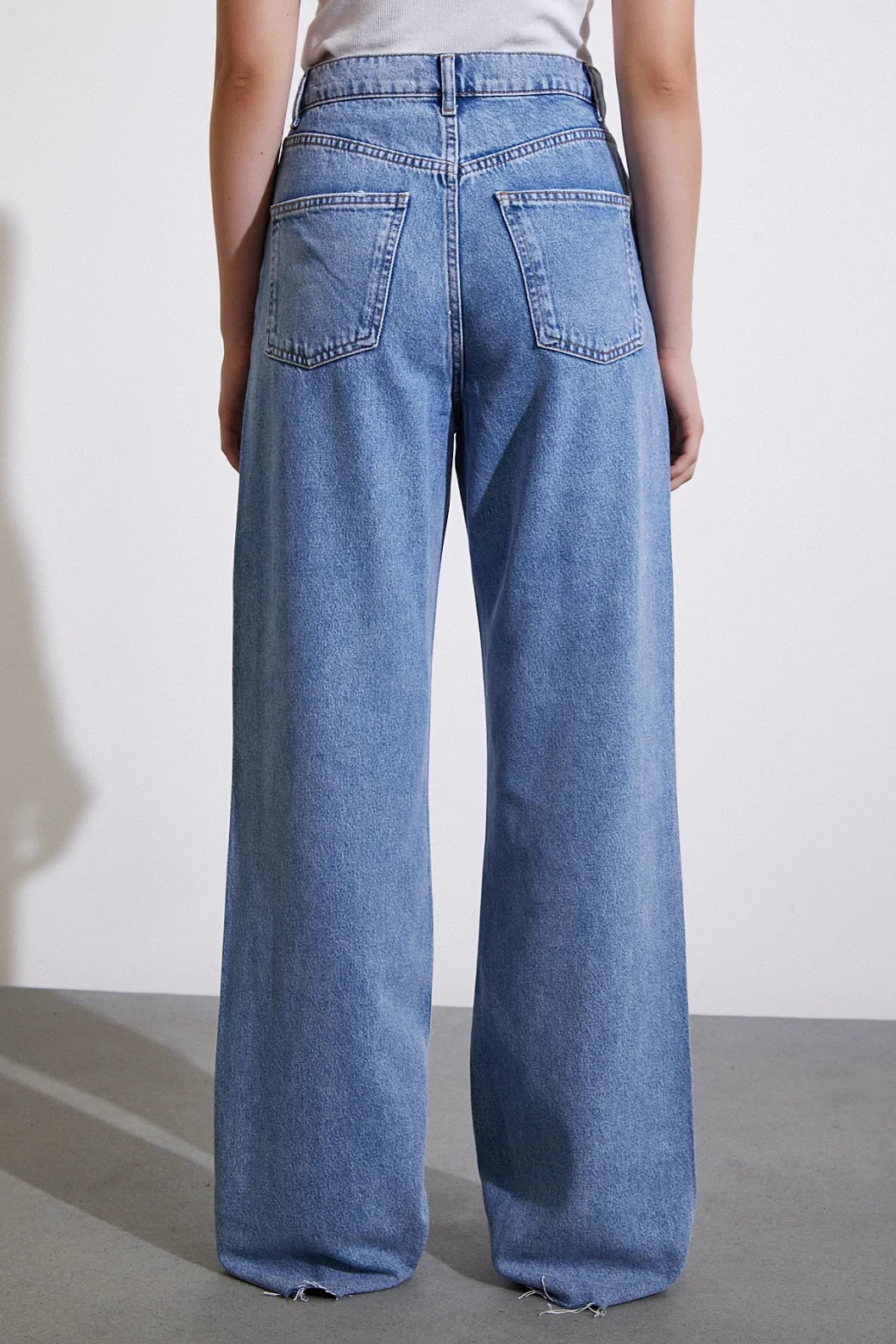 Zerrissene Detail geschnittenen Cropped-Jeans in Blau