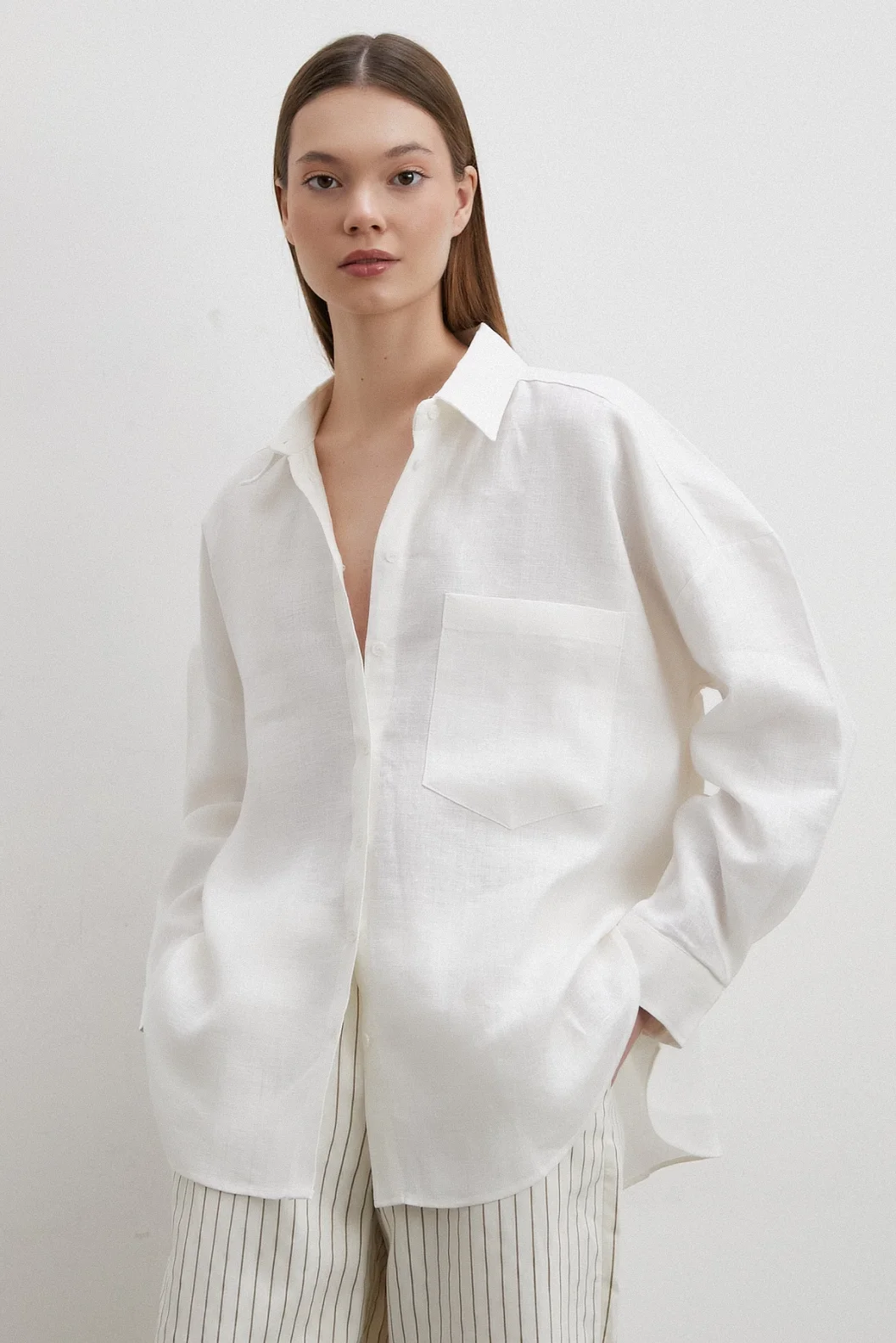 قميص كتان حقيبة مزين بأسماك على اللون العاجي