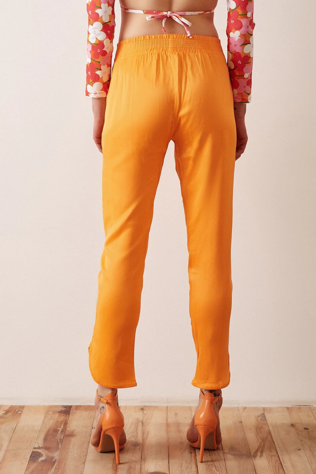 بنطلون ساتان بخصر مطاطي لونه برتقالي
