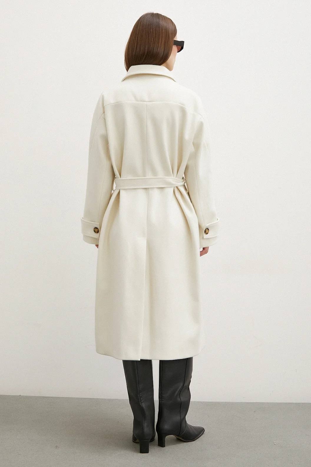 معطف بتفاصيل الأكمام المنتفخة والياقة المستديرة باللون العاج