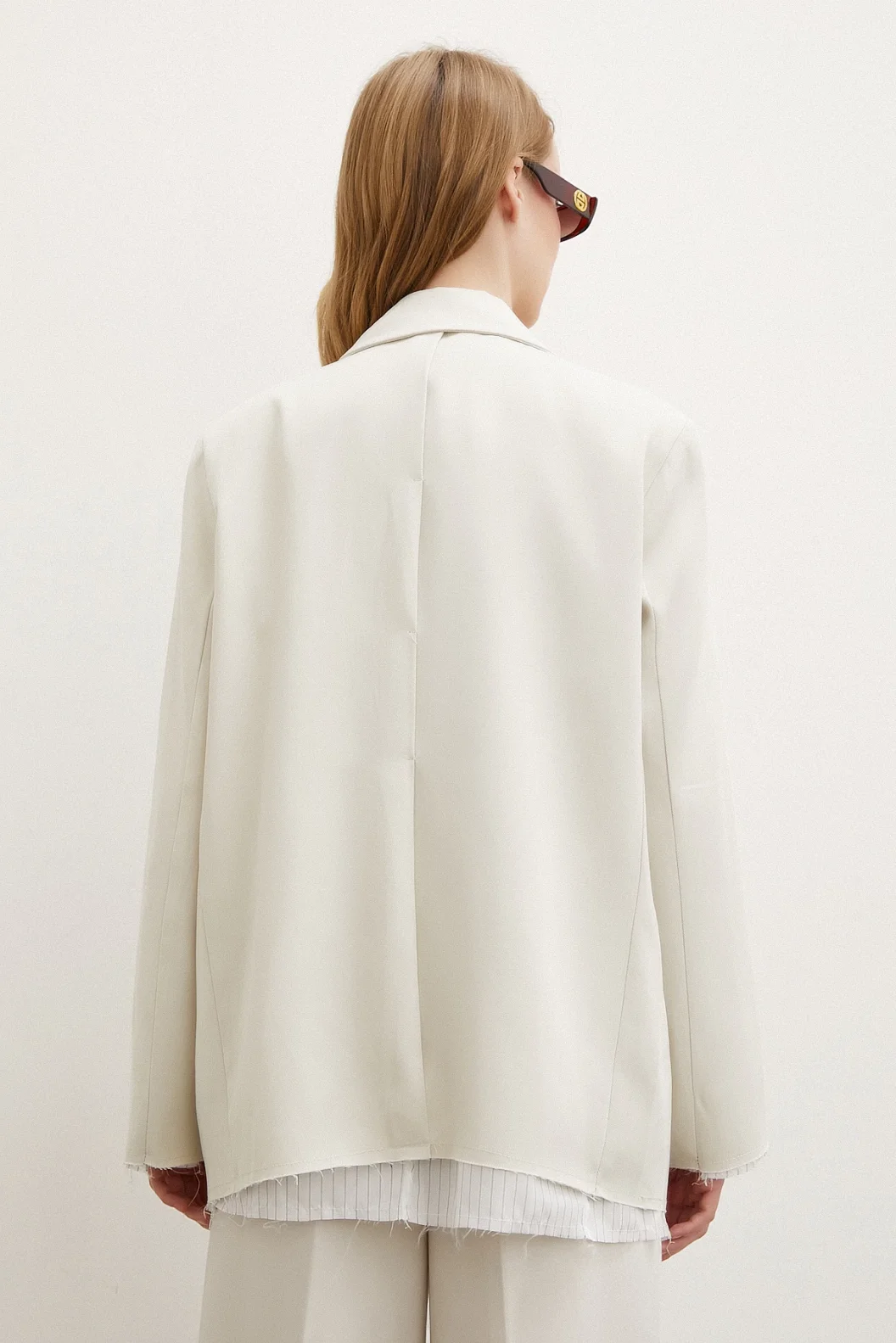 جاكيت بليزر بأزرار بيج بتفاصيل مقصوصة للهواتف