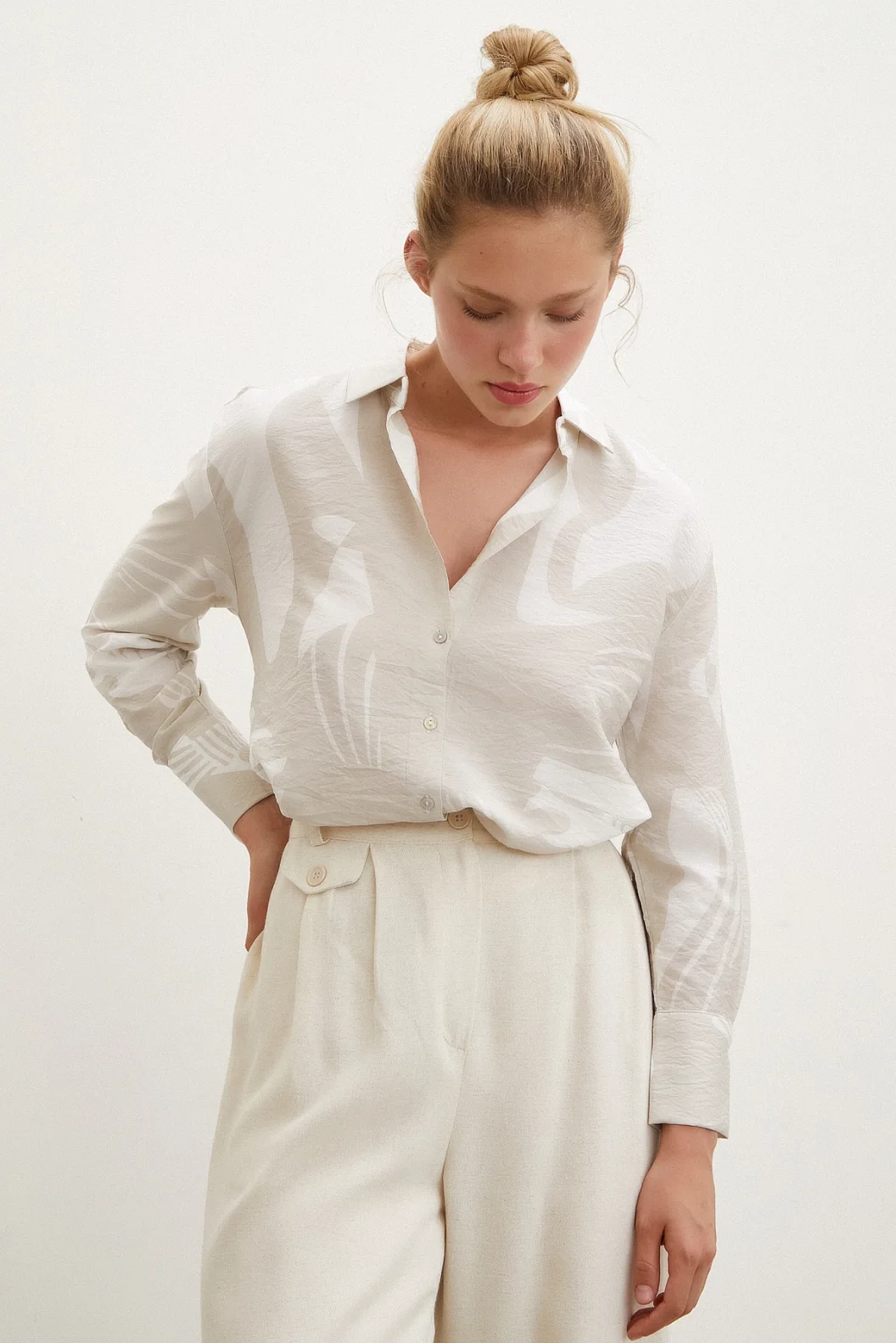 قميص بيج بياقة V Modal