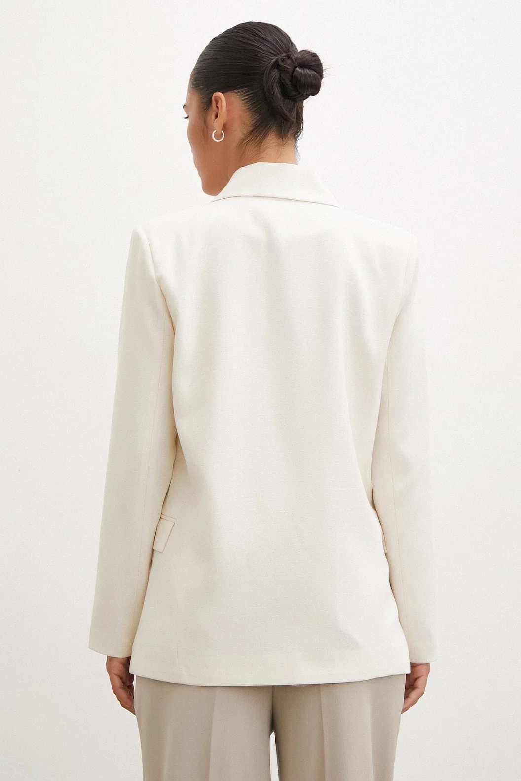 الستر بليزر مزدوج الأزرار من الكتان بلون الإكرو