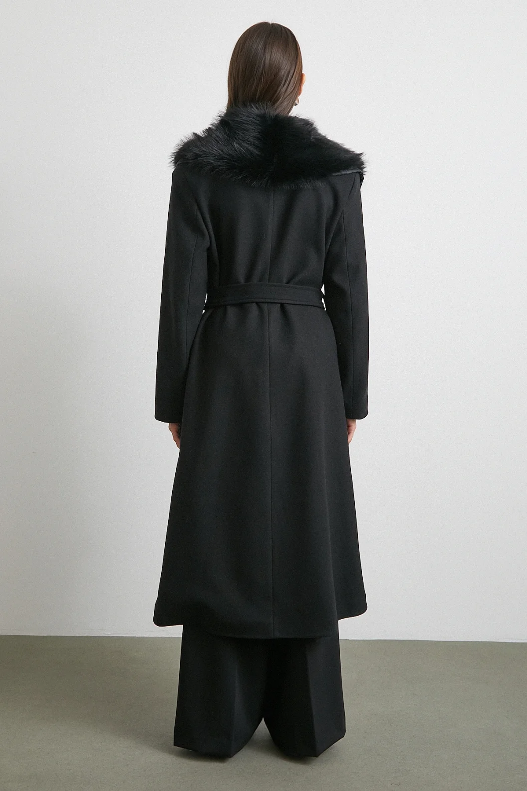 Kürk Yaka Kuşaklı Kaşe Kaban Siyah