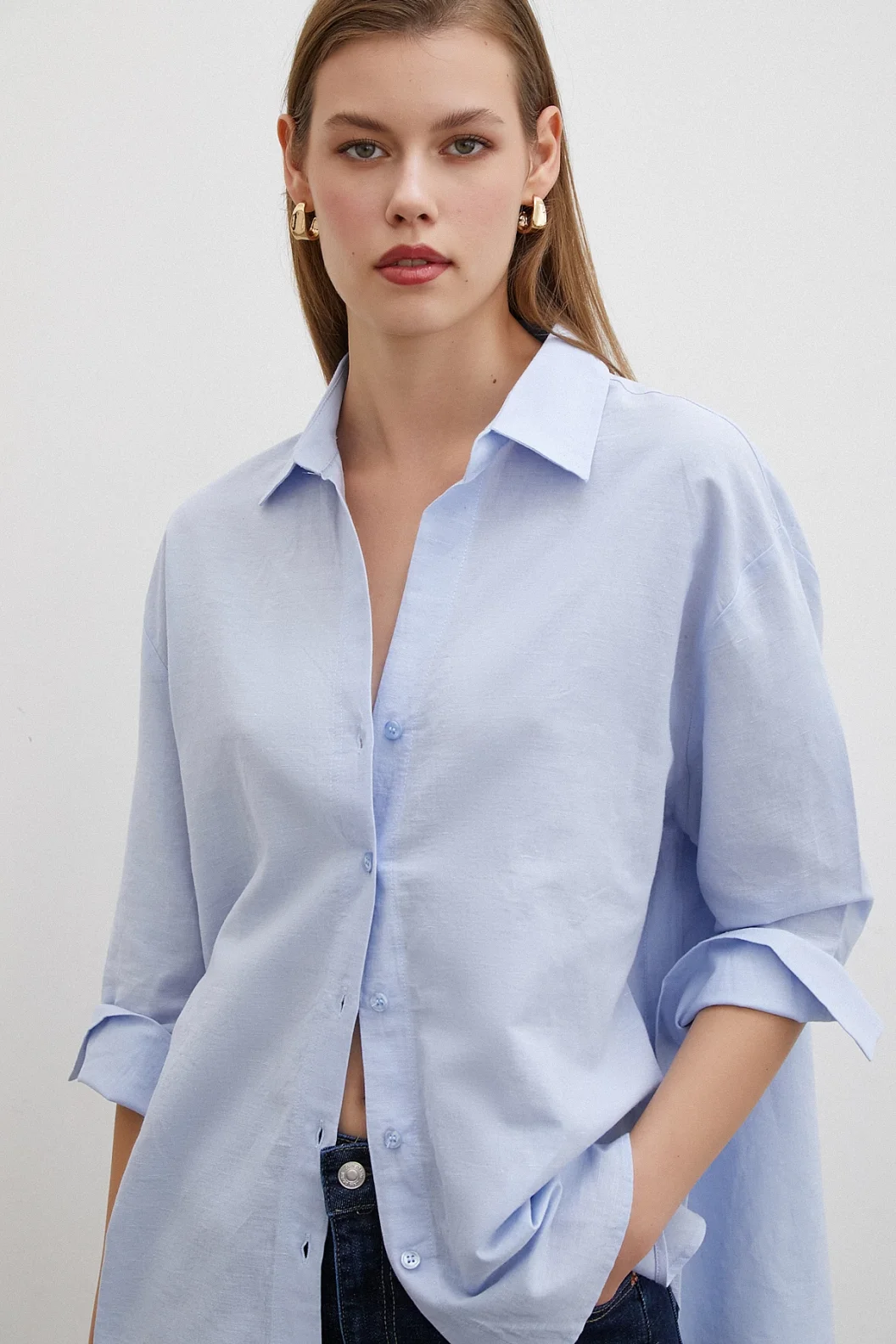 قميص أزرق فاتح مع فجوة للذراع للفقراء