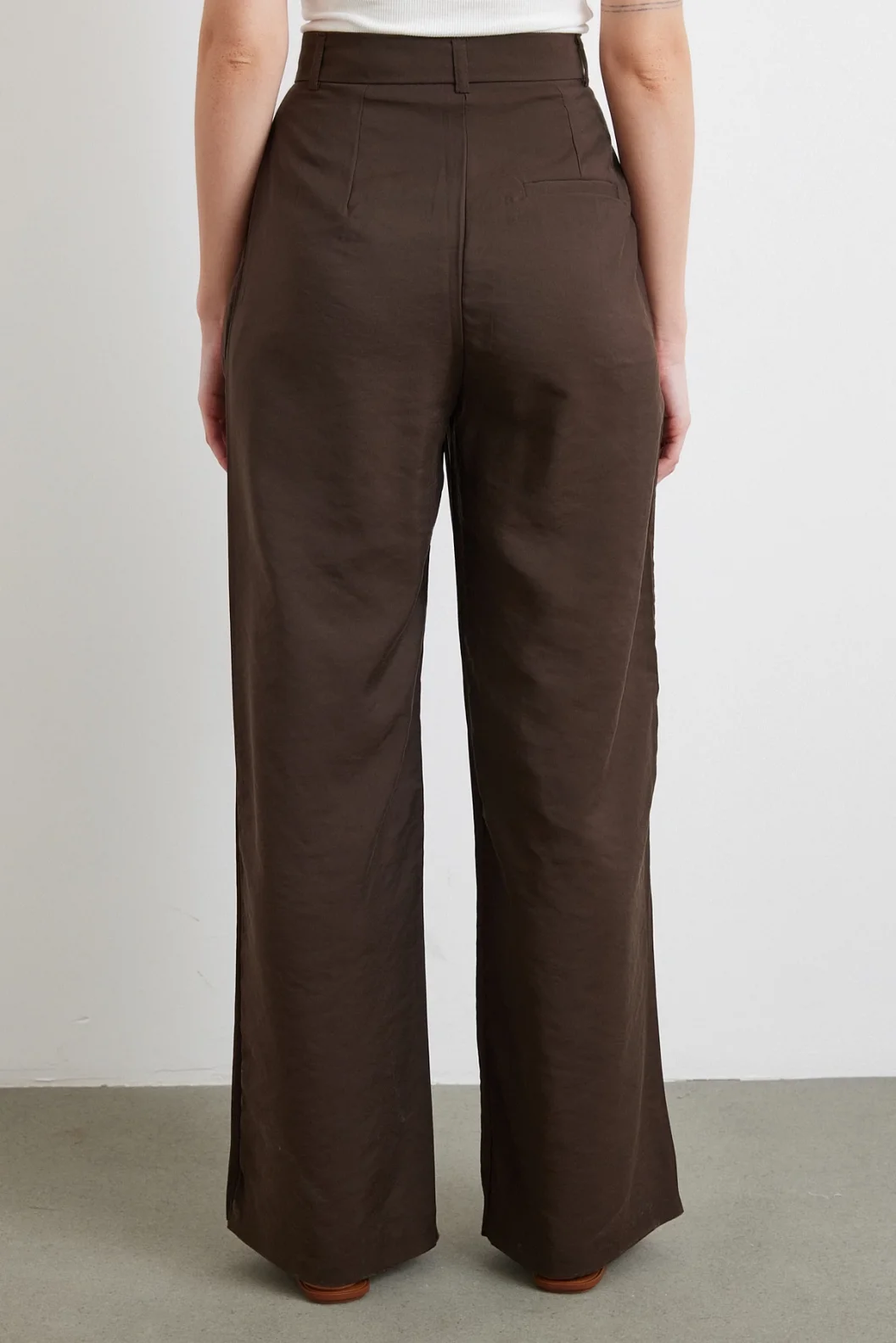 بنطلون بالازو باللون البني