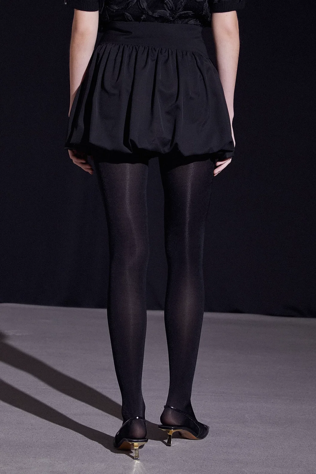 تنورة قصيرة بالون أسود