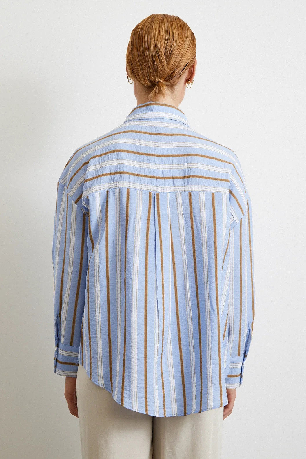 قميص مخطط زرقاء