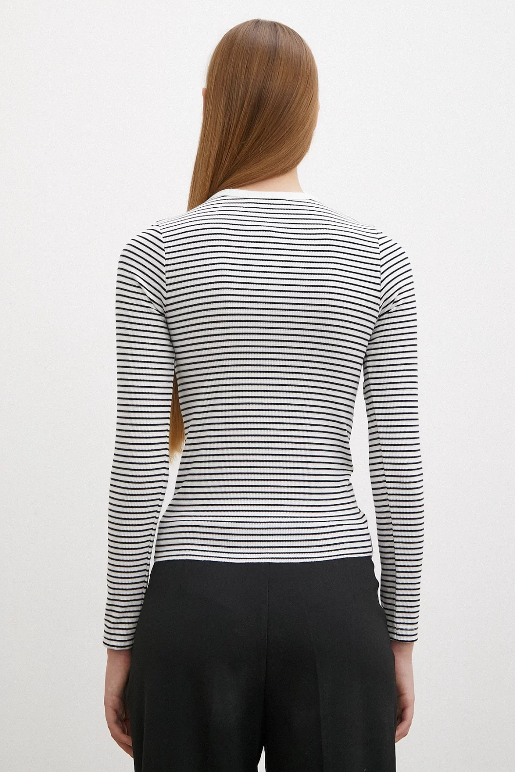 قميص نصف الرقبة بخطوط سميكة باللون الأبيض