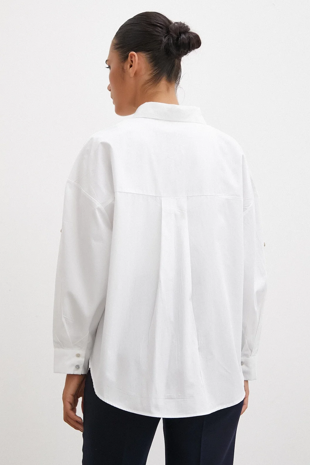 قميص أبيض بأزرار على الكتف