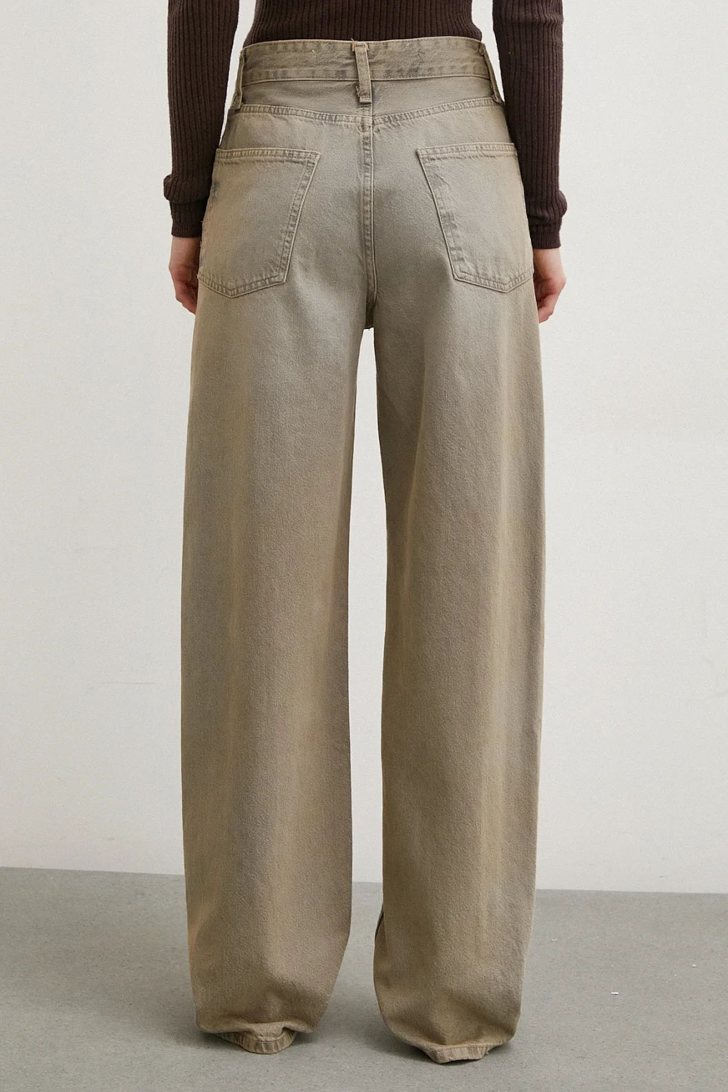 بنطلون جينز واسع عند الساق وخصر عالي