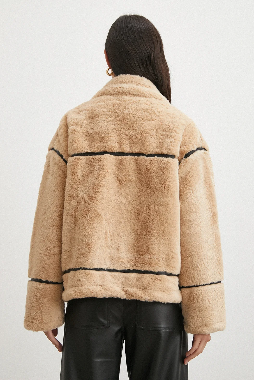 Ters Detay Peluş Lamine Mont Bej