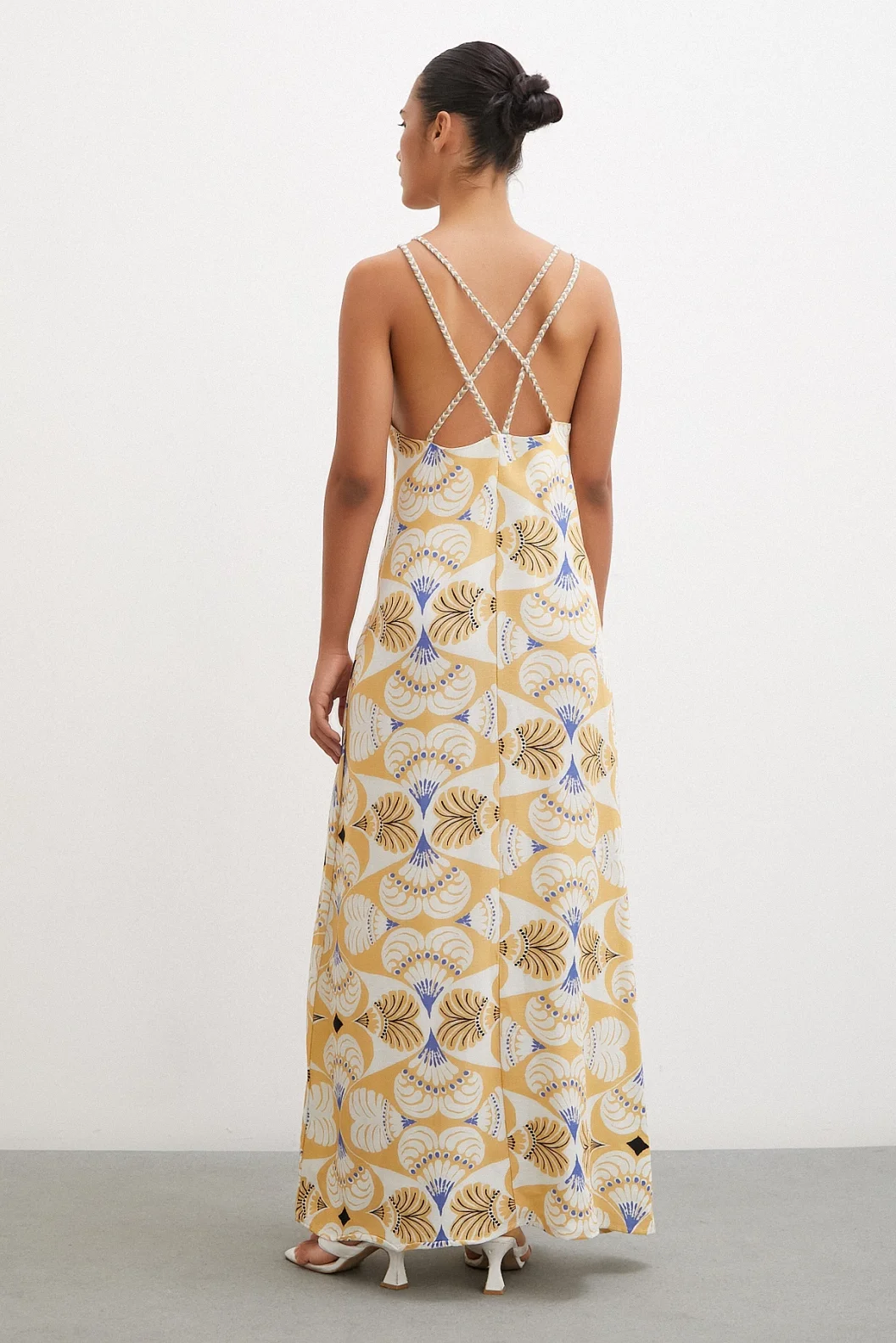 فستان بحمالات اللون الخردل