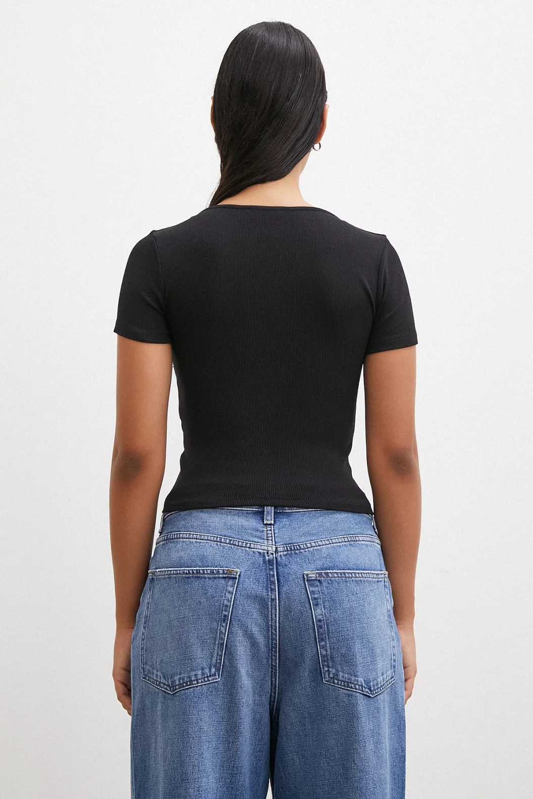 قميص تي شيرت بياقة مربعة أسود