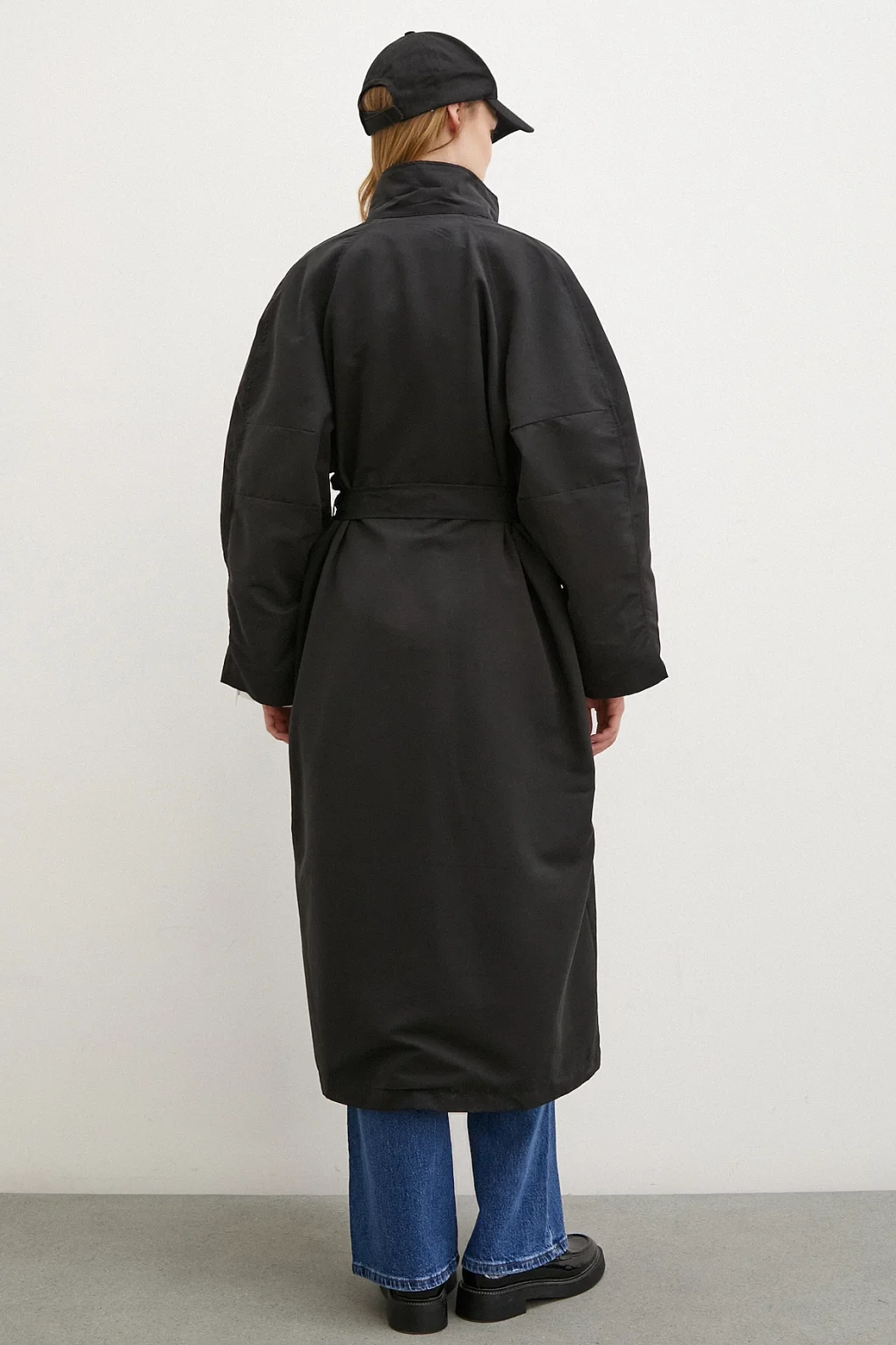 Schwarzer Trenchcoat mit Taschen