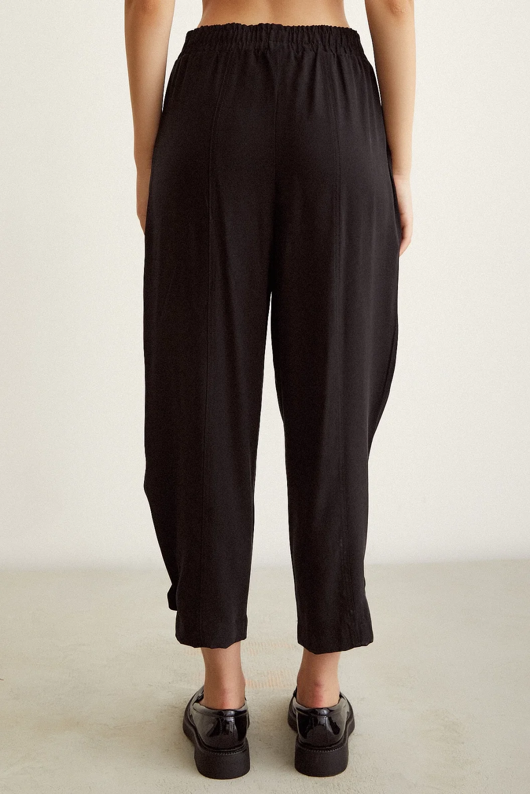 بنطلون واسع مطاطي أسود