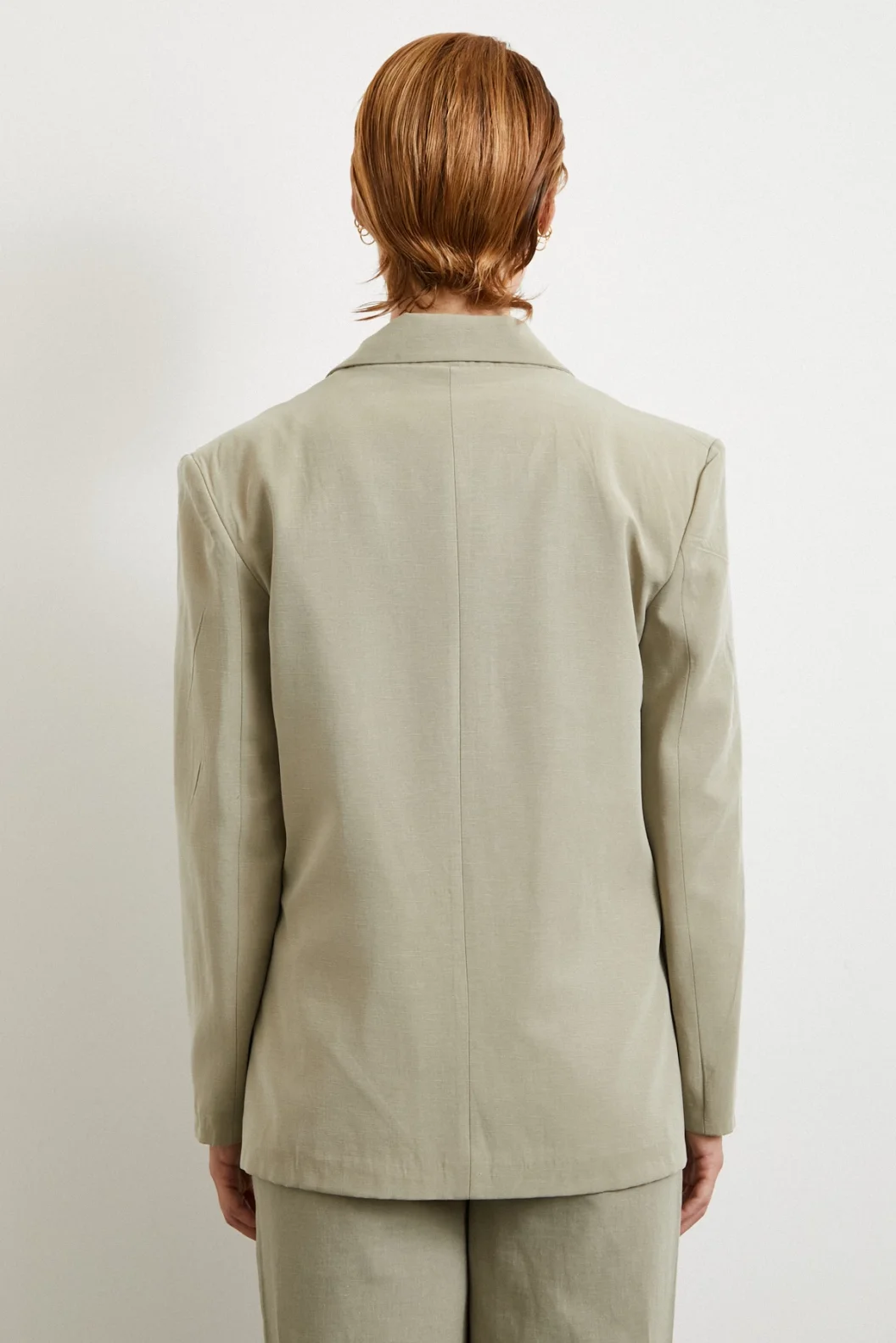 سترة بليزر من الكتان ذات أزرار مزدوجة باللون الرمادي