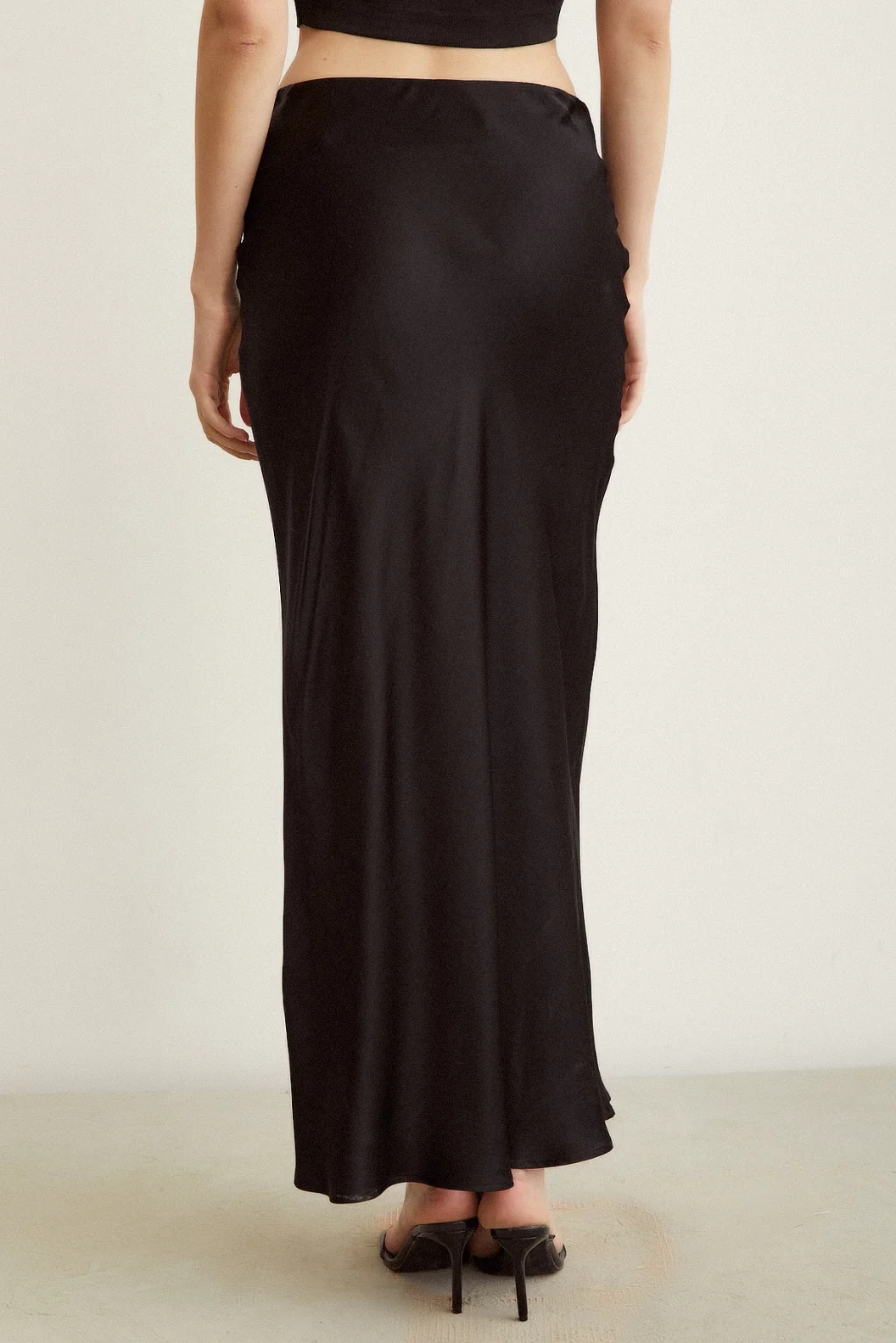 التنورة الساتان المائلة باللون الأسود