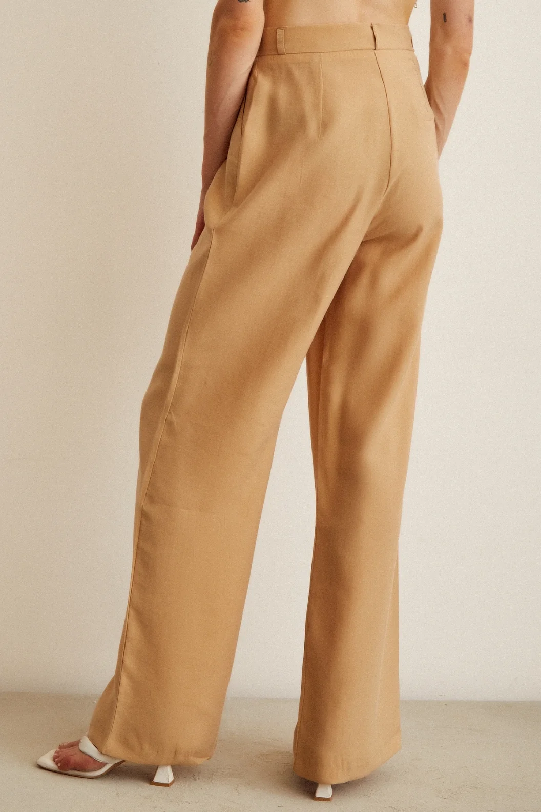 Hoch sitzende Hose mit weitem Beinschnitt in Kamel