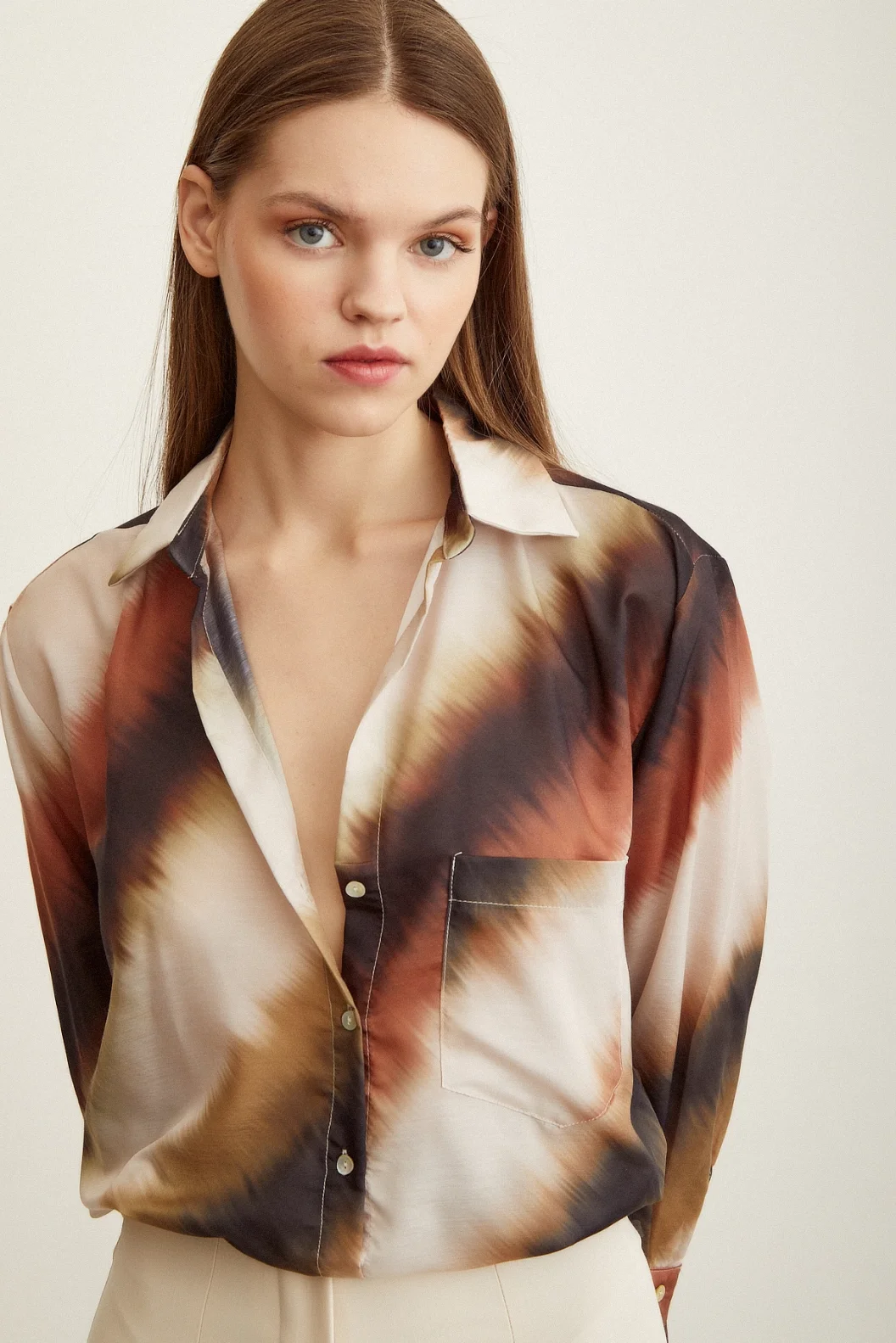 قميص مطبوع بجيوب باتيك