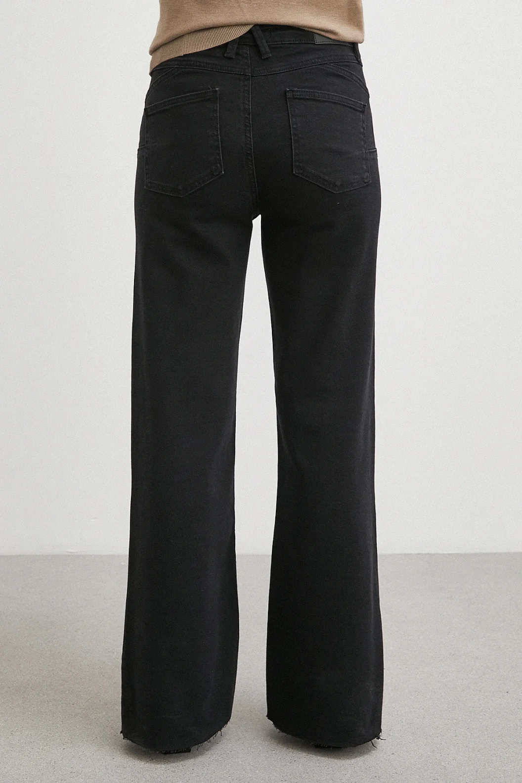 Push Up Kesik Geniş Paça Jean Siyah