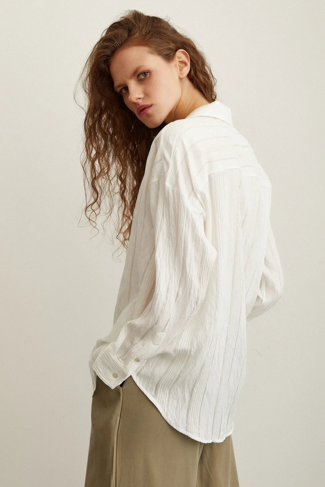 قميص مخطط بنقشة نسيجية أبيض