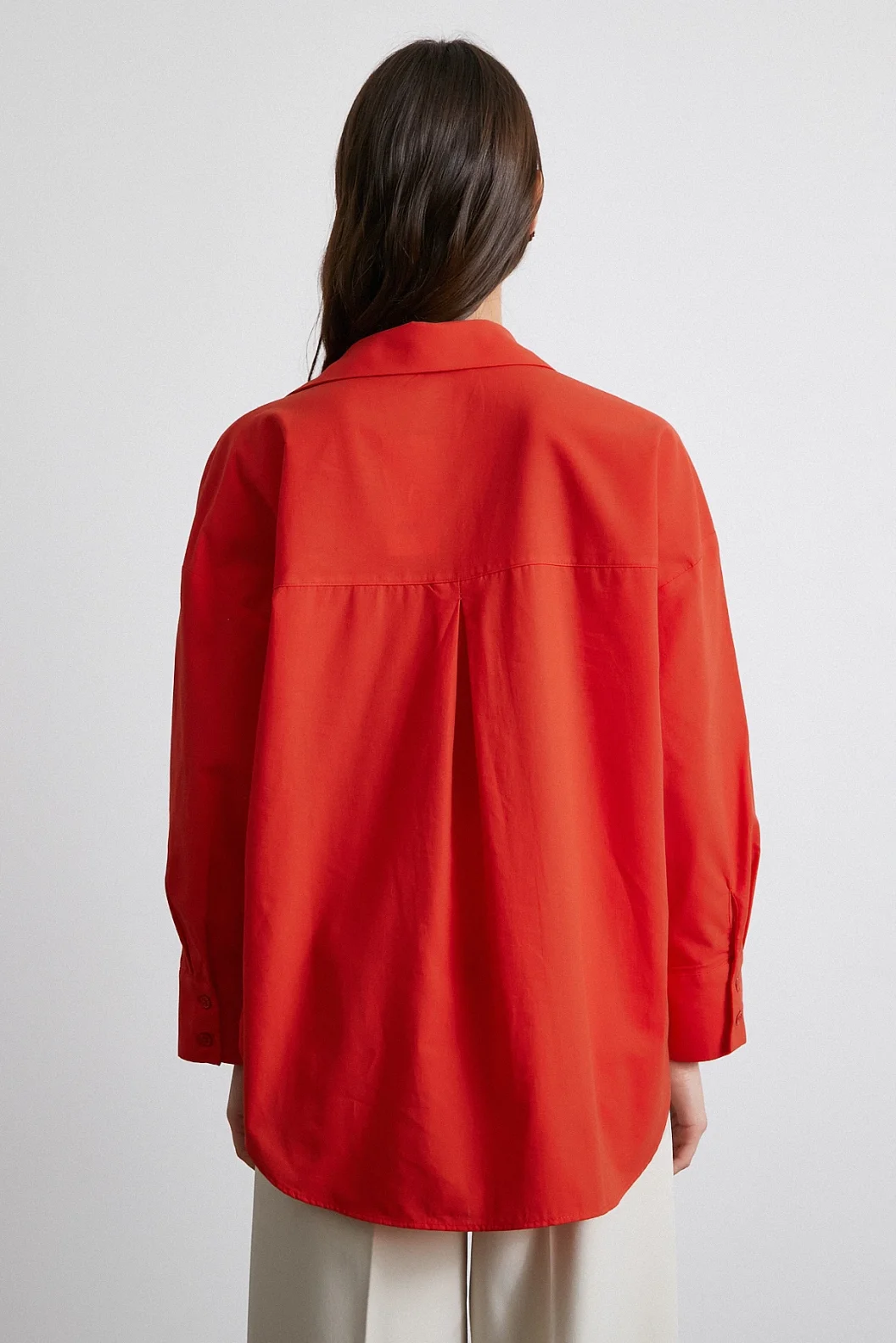 يجب اقتناء قميص بوبلين أحمر