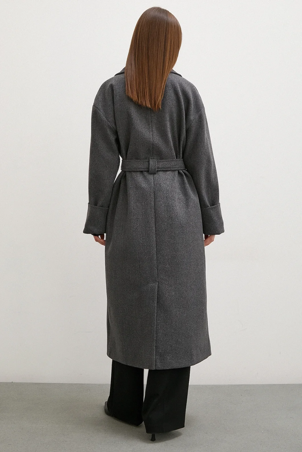 جاكيت مأزر بياقة كبيرة مزينة بحزام