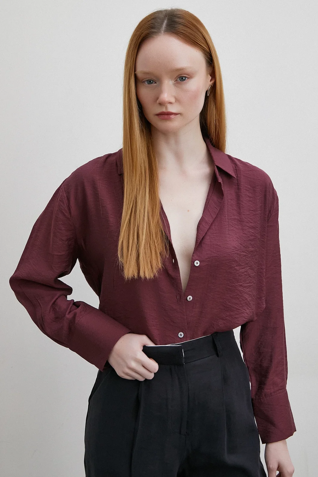 قميص ذو ياقة V الأساسية باللون البني