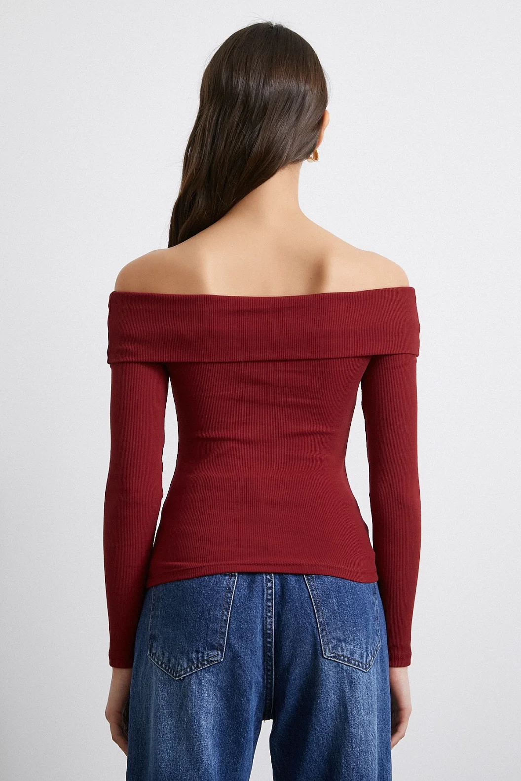 بلوزة كورسيه بيد أحمر مكشوف الكتفين