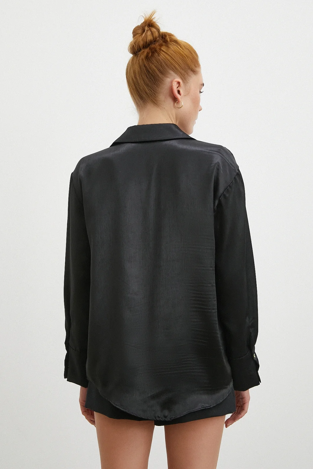 قميص ساتان كلاسيك أسود