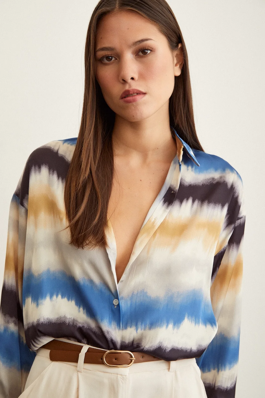 قميص بنقشة الدهان المائي أزرق