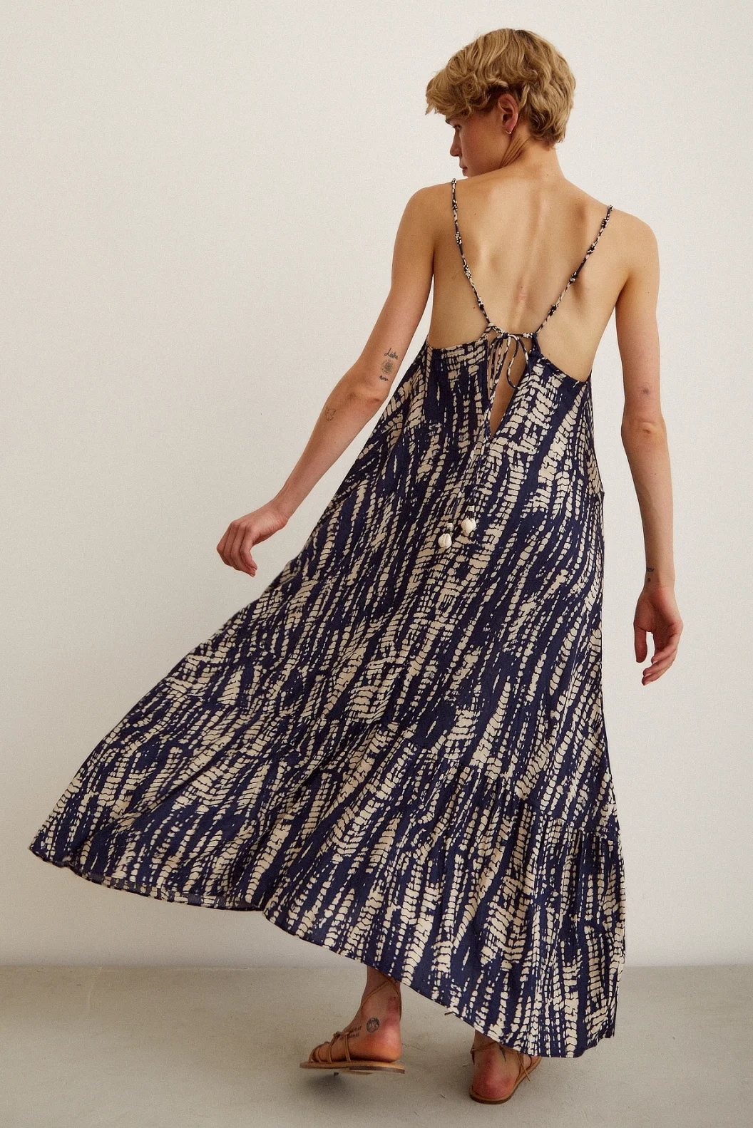 فستان واسع برقبة بحبل الخرز اللون الأزرق الداكن / البيج