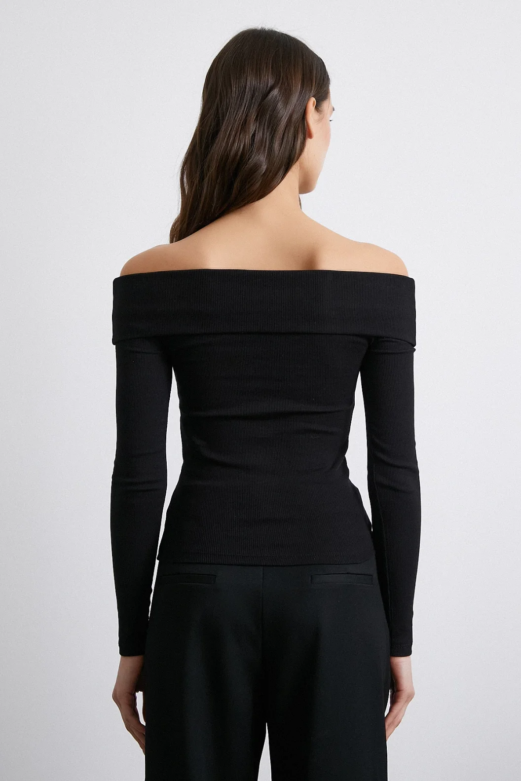 قميص أسود بتصميم كاميس الكتف المكشوف