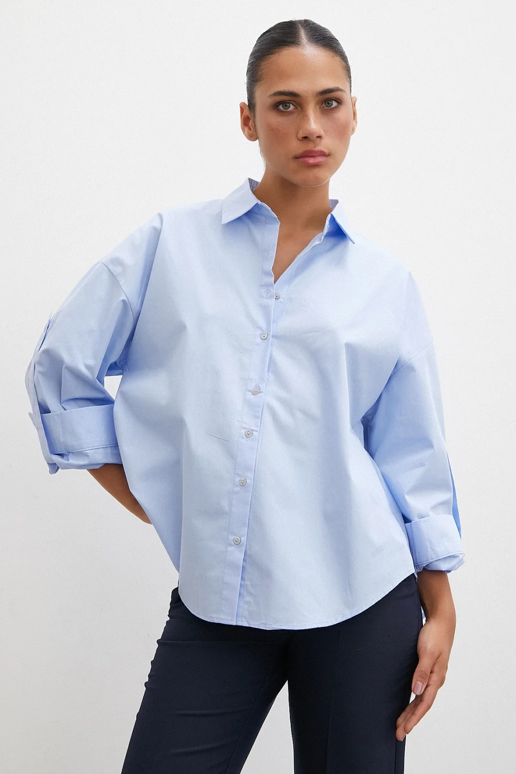 قميص بأزرار الأكمام الزرقاء