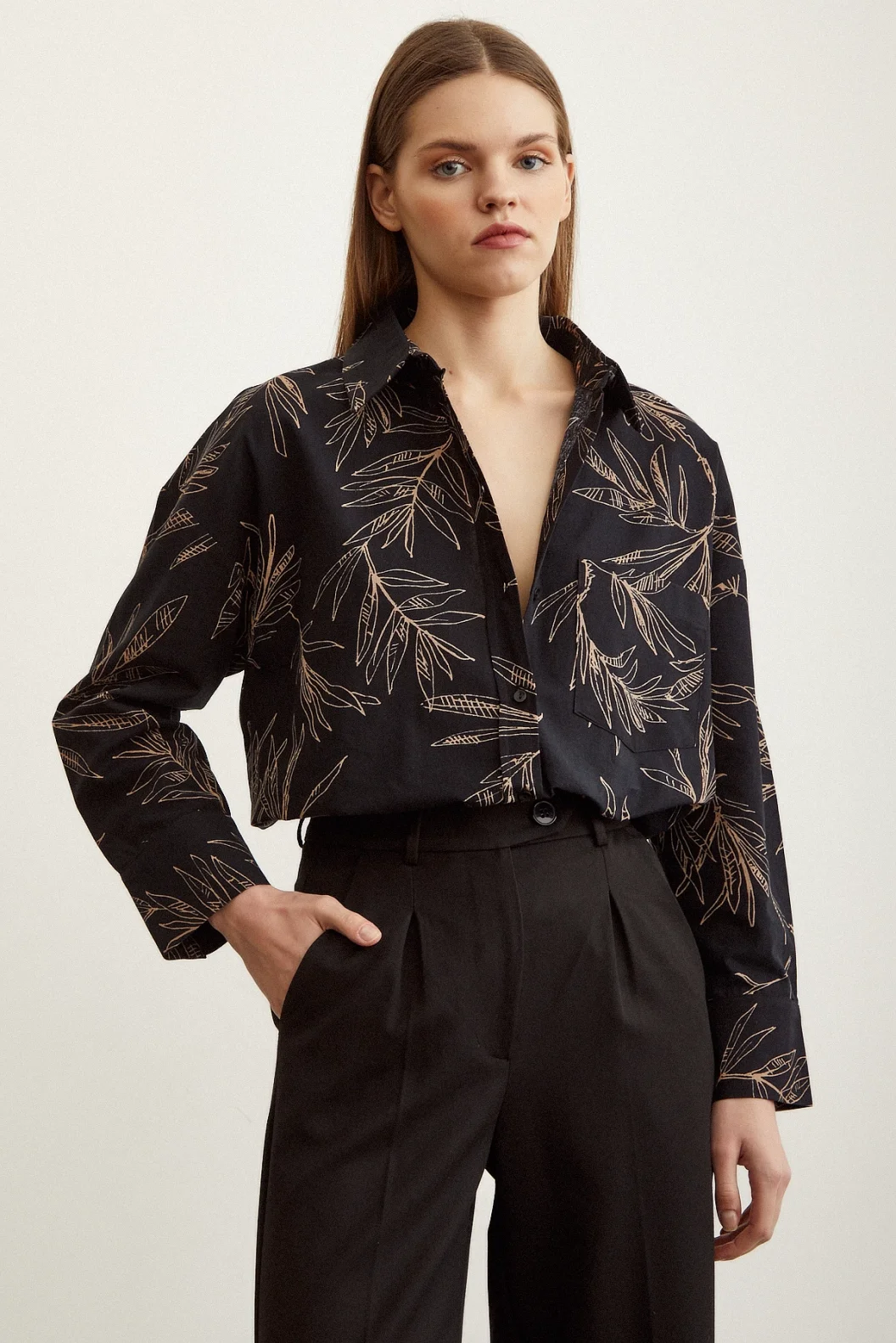 قميص بوبلين بنقشة زهور أسود