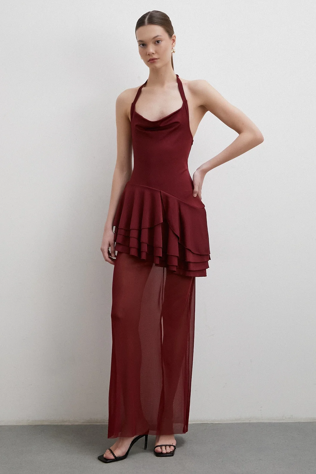 فستان تول بأشرطة مع حاشية باللون البوردو