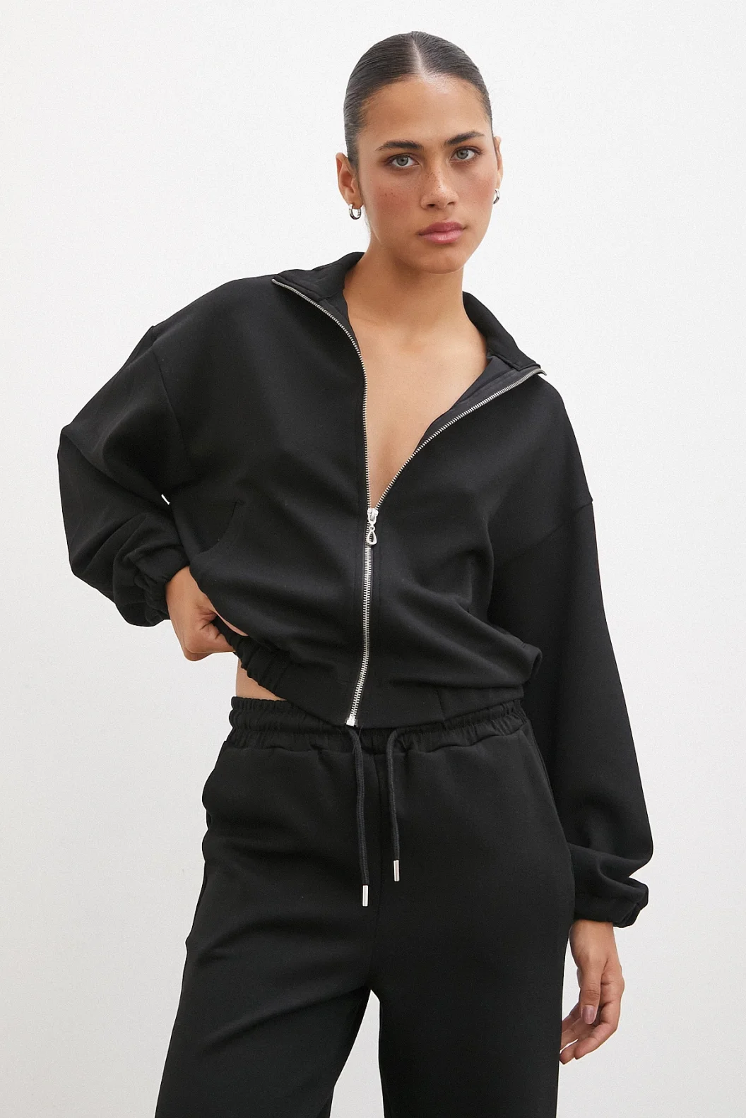 سويت شيرت بسحَّاب أسود