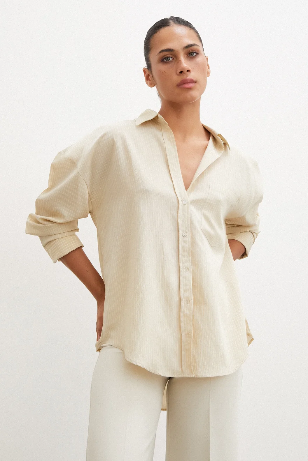 قميص مخطط مُخطط بأكمام قصيرة باللون البيج