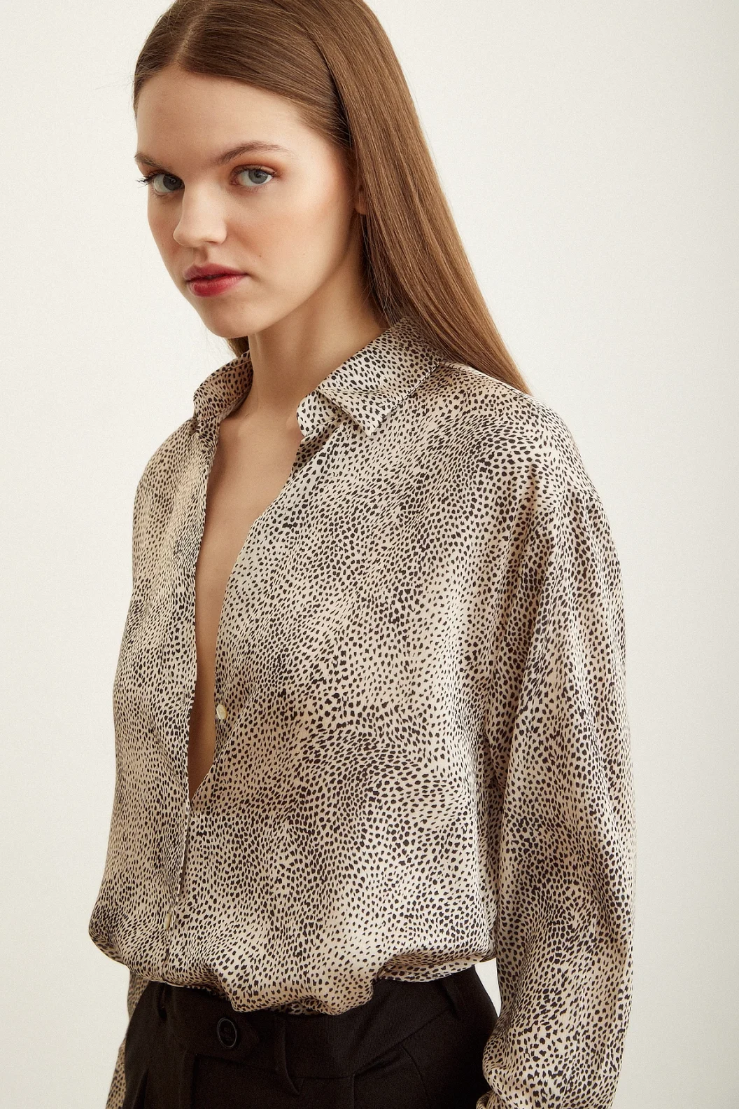 V-Ausschnitt gemusterte Satinbluse Stone