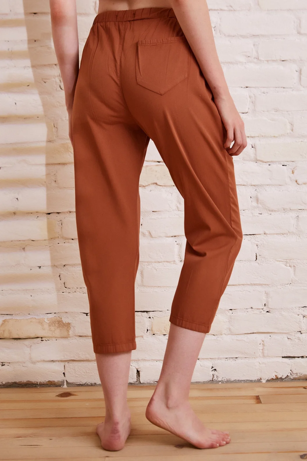 Locker sitzende Gabardinehose mit Kordelzug