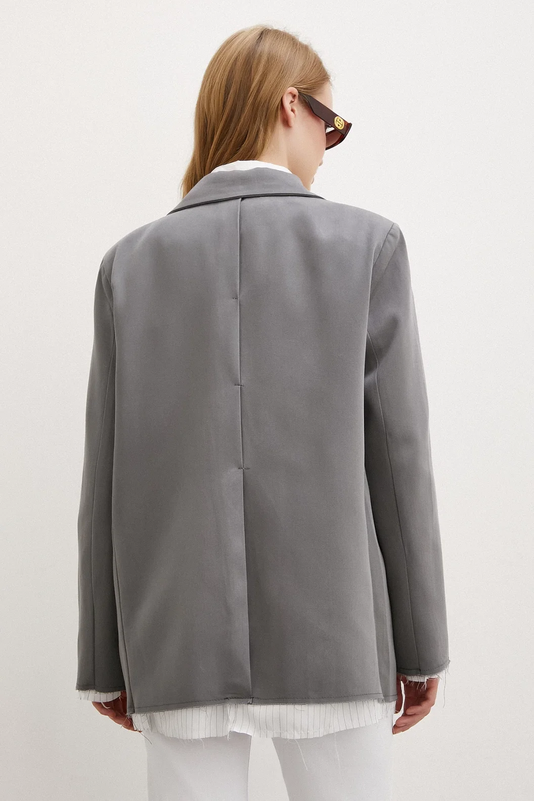 معطف بليزر بتفاصيل قصيرة وغطاء للهاتف الخليوي باللون الرمادي