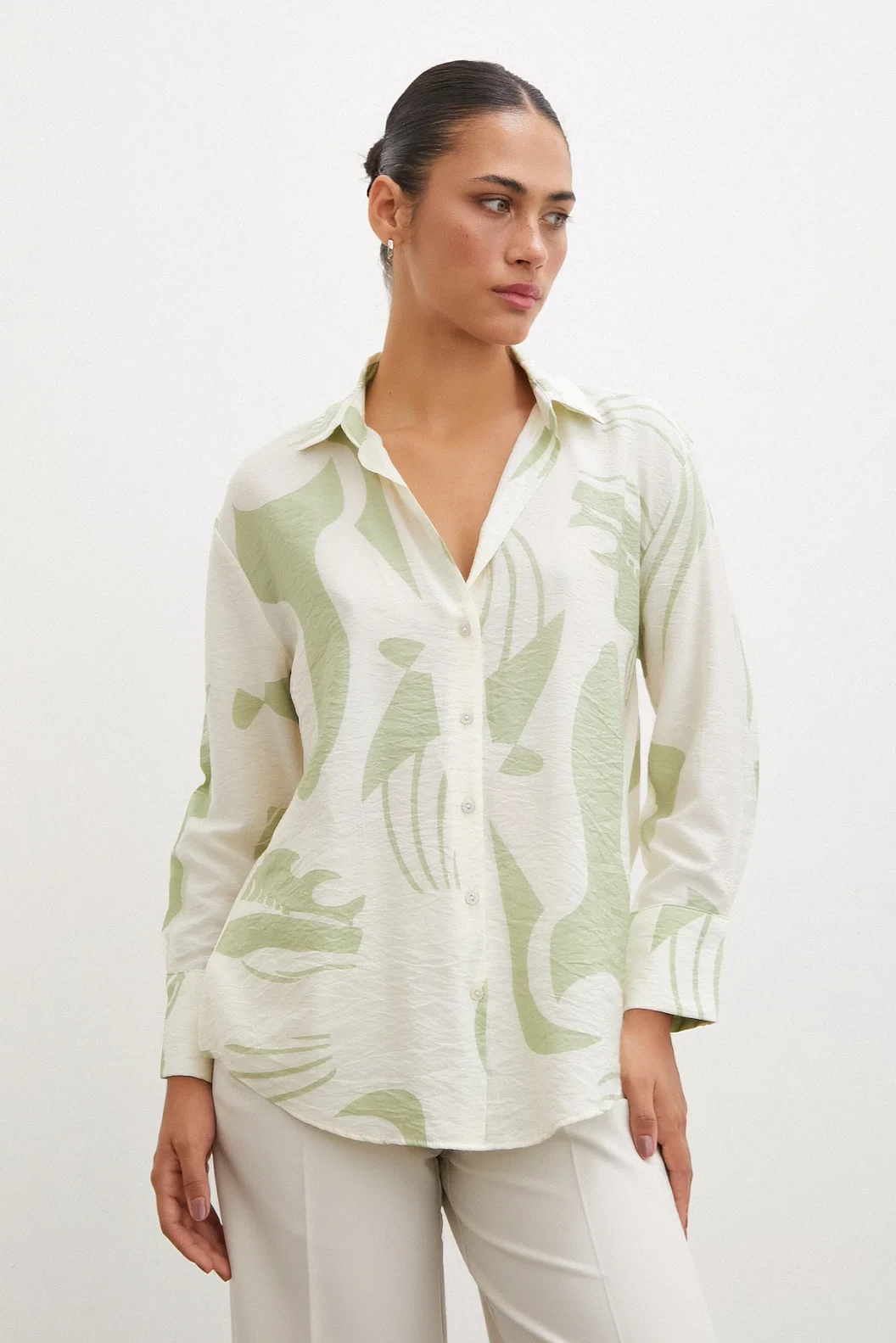 قميص مودال بياقة V أخضر